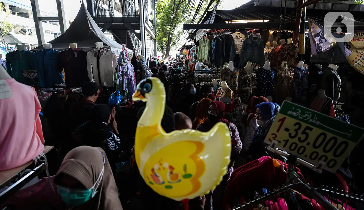 Warga memadati kawasan Pasar Tanah Abang, Jakarta Pusat, Minggu (2/5/2021). Pusat Grosir Pasar Tanah Abang ramai didatangi pengunjung yang berbelanja menjelang Lebaran dengan berdesak-desakan tanpa jaga jarak. (Liputan6.com/Johan Tallo)