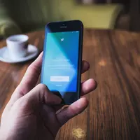 Kepala Pusat Data Informasi dan Humas BNPD Sutopo PN gunakan Twitter untuk tangkal hoax. (Foto: unsplash)