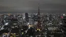 Menara Tokyo terlihat dengan lampu dimatikan setelah jam 9 malam sebagai bagian dari langkah-langkah penghematan energi menyusul peringatan pasokan listrik pemerintah untuk ibukota dan daerah sekitarnya, di Tokyo, Jepang pada Selasa (22/3/2022).  (Charly TRIBALLEAU/AFP)