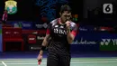 Pebulu tangkis tunggal putra Indonesia Jonatan Christie melakukan selebrasi usai memasukan poin saat bertanding melawan tunggal putra Thailand Kantaphon Wangcharoen dalam babak 32 besar Indonesia Open 2022 di Istora Senayan, Jakarta, Rabu (15/6/2022). Jonatan Christie berhasil menang dengan skor 22-20, 21-8. (Liputan6.com/Faizal Fanani)