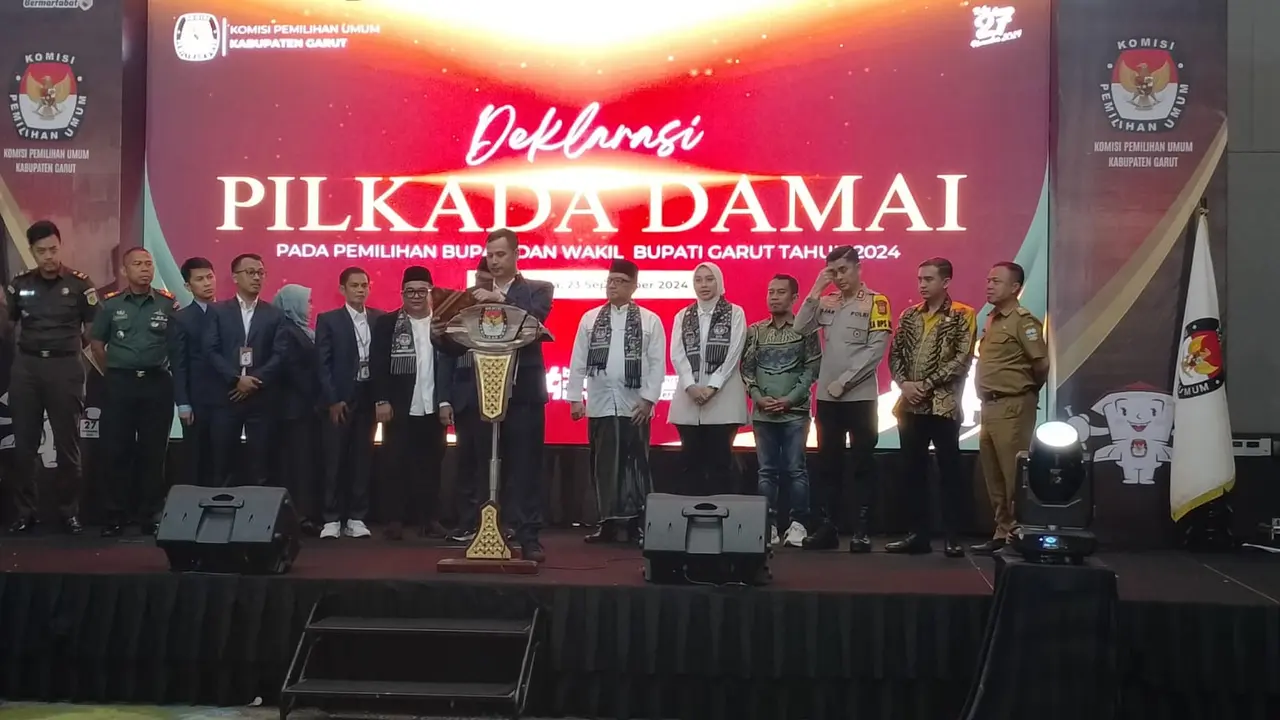 KPUD Garut, Jawa Barat menggelar acara pengundian nomor urut pasangan calon peserta Pemilihan Kepala Daerah (Pilkada) Garut 2024, sekaligus deklarasi Pilkada Damai. (Liputan6.com/Jayadi Supriadin)