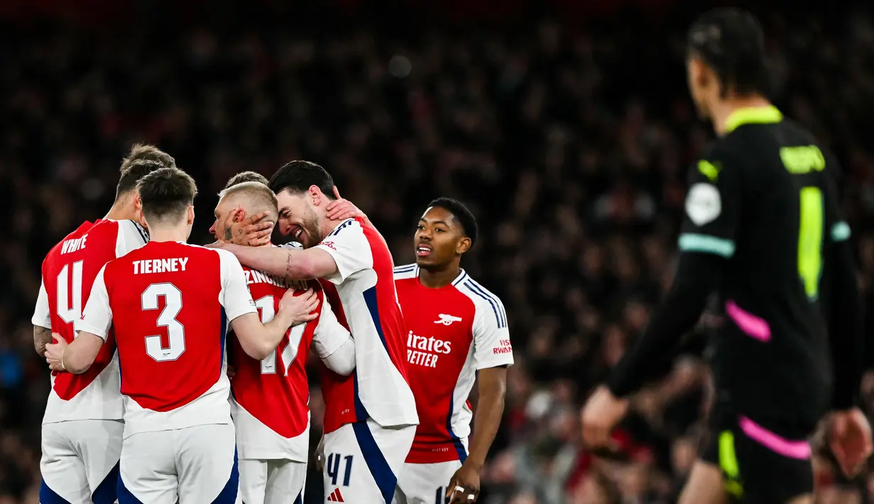 Oleksandr Zinchenko (tengah) merayakan dengan rekan setimnya setelah mencetak gol pertama untuk Arsenal pada pertandingan leg kedua 16 besar Liga Champions 2024/2025 melawan PSV Eindhoven yang digelar di Emirates Stadium, London, pada 12 Maret 2025 waktu setempat atau Kamis (13/3/2025) dini hari WIB. (Glyn KIRK/AFP)