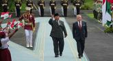 Presiden Republik Indonesia, Prabowo Subianto, mendampingi Raja Yordania Hasyimiah, Abdullah II Ibn Al Hussein (kanan), memeriksa pasukan jajar kehormatan selama upacara penyambutan sebelum pertemuan mereka di Istana Merdeka, Jakarta, Jumat 14 November 2025. Presiden Republik Indonesia Prabowo Subianto menerima kunjungan Raja Yordania Hasyimiah, Abdullah II Ibn Al Hussein. (AP Photo/Achmad Ibrahim)