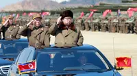 Kim Jong-un memberikan hormat kepada pasukan yang akan menggelar latihan, Korea Utara, Jumat (25/3). Sejumlah artileri telah dipersiapkan untuk latihan tersebut. .(Reuters/KCNA)
