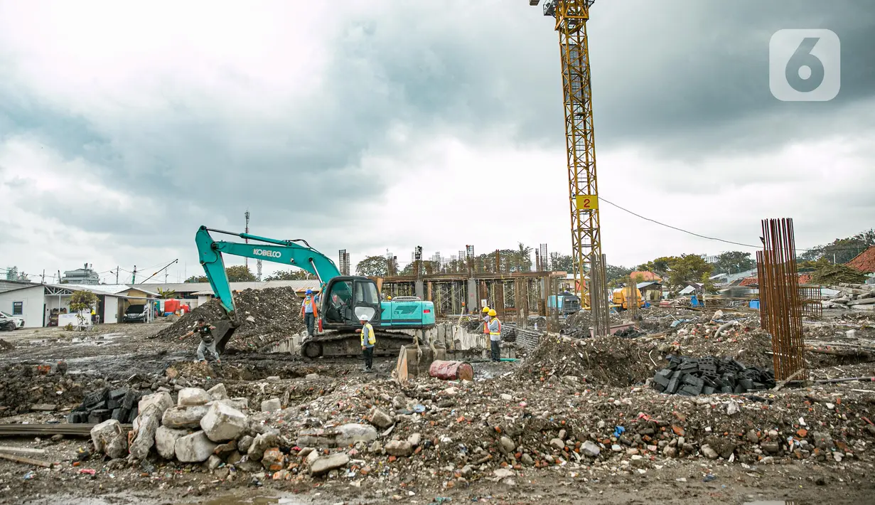 Alat berat terlihat di lokasi pembangunan Kampung Susun Akuarium di Jakarta, Rabu (17/2/2021). Progres pembangunan Kampung Susun Akuarium tersebut telah mencapai 30 persen dan ditargetkan rampung pada Agustus 2021 mendatang. (Liputan6.com/Faizal Fanani)