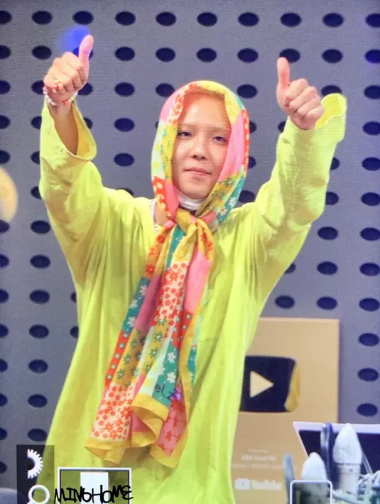 Mino Member Kpop Winner Kenakan Pashmina dari Brand Indonesia, credit: Mino