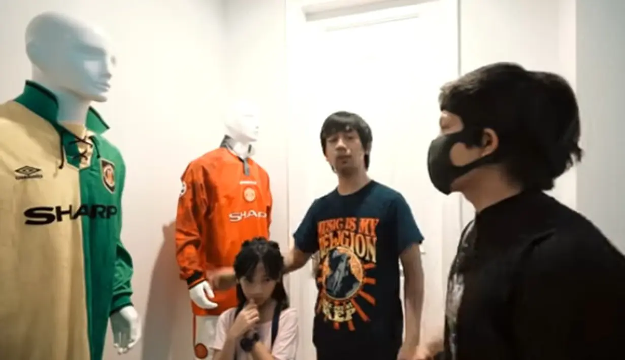 "Alhamdulillah. Jadi waktu itu ada beli borongan. Itu satunya Rp 500(jutaan), dan waktu itu beli sekitar 20-an jersey," kata Rian. "10 m? Jualan Jersey? Oh my God?" tanya Atta. "Iya," jawab Rian. (Youtube/Atta Halilintar)