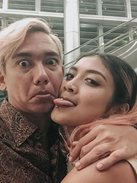 10 Potret Romantis Adipati Dolken Dan Canti Tachril Yang Segera Menikah Photo 