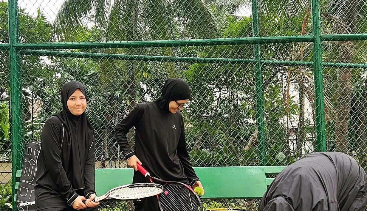 Ia pun konsisten kenakan baju olahraga tertutup dengan long sleeve dan rok panjang hitam [@natasharizkynew]