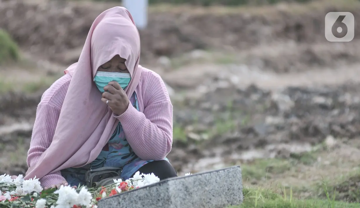 Saat ziarah, umat muslim membersihkan makam serta mendoakan kerabat yang telah wafat. (merdeka.com/Iqbal S. Nugroho)