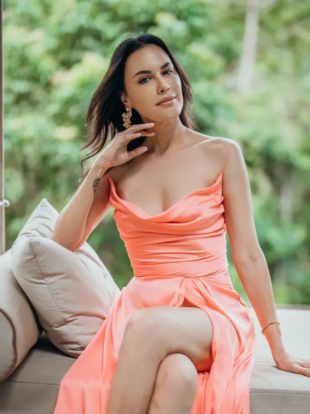 6 Potret Sophia Latjuba di Pemotretan Terbaru, Gayanya Bak ABG