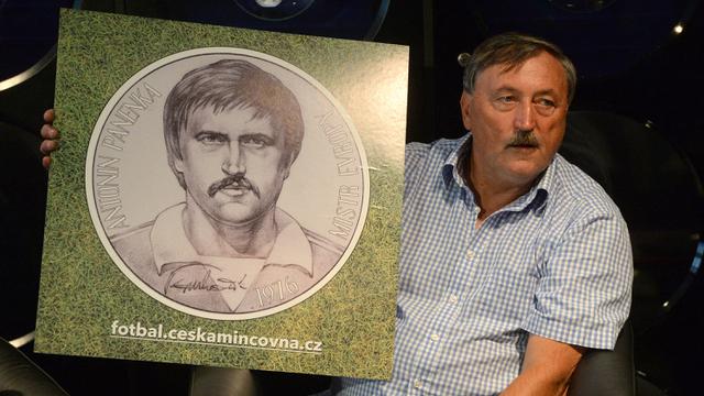 FOTO: Lebih Dekat dengan Antonin Panenka, Pahlawan Cekoslowakia di Euro 1976 dan Pelopor Tendangan Penalti Panenka