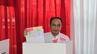 Menkominfo Budi Arie Setiadi menunjukkan surat suara usai mencoblos di TPS 001 Komplek Menteri Taman Widya Chandra Jakarta. (Liputan6.com/ Agustinus Mario Damar.