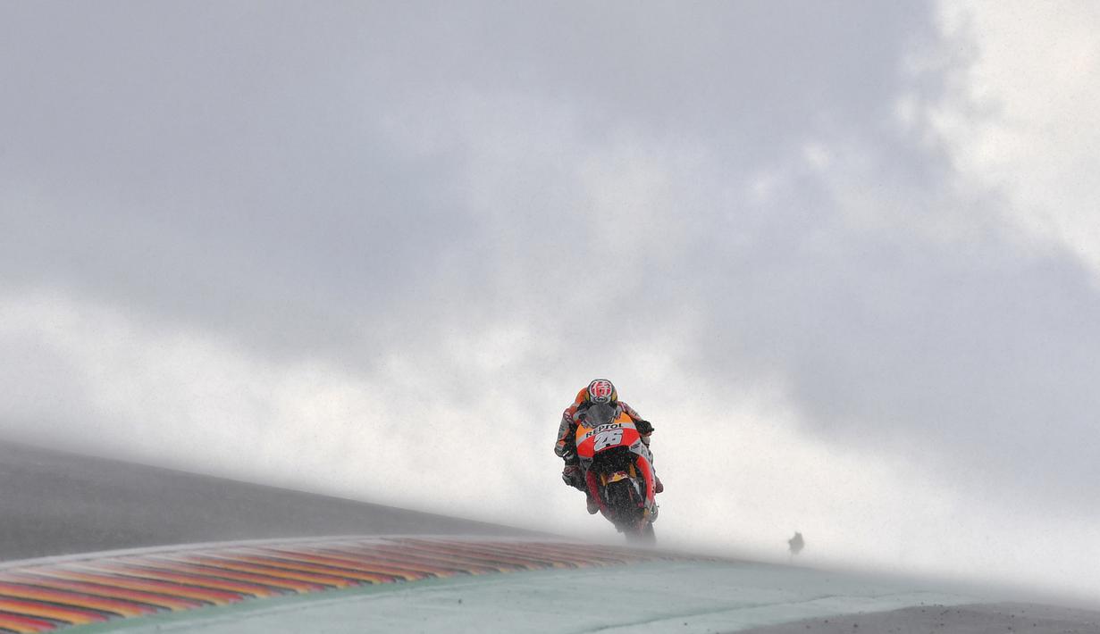 Pebalap Repsol Honda Team, Dani Pedrosa melaju pada lintasan basah saat sesi kualifikasi MotoGP Jerman di Sirkuit Sachsenring, Hohenstein-Ernstthal, Jerman, 2/7/2017). Dani meraih posisi ketiga. (Hendrik Schmidt/dpa via AP)
