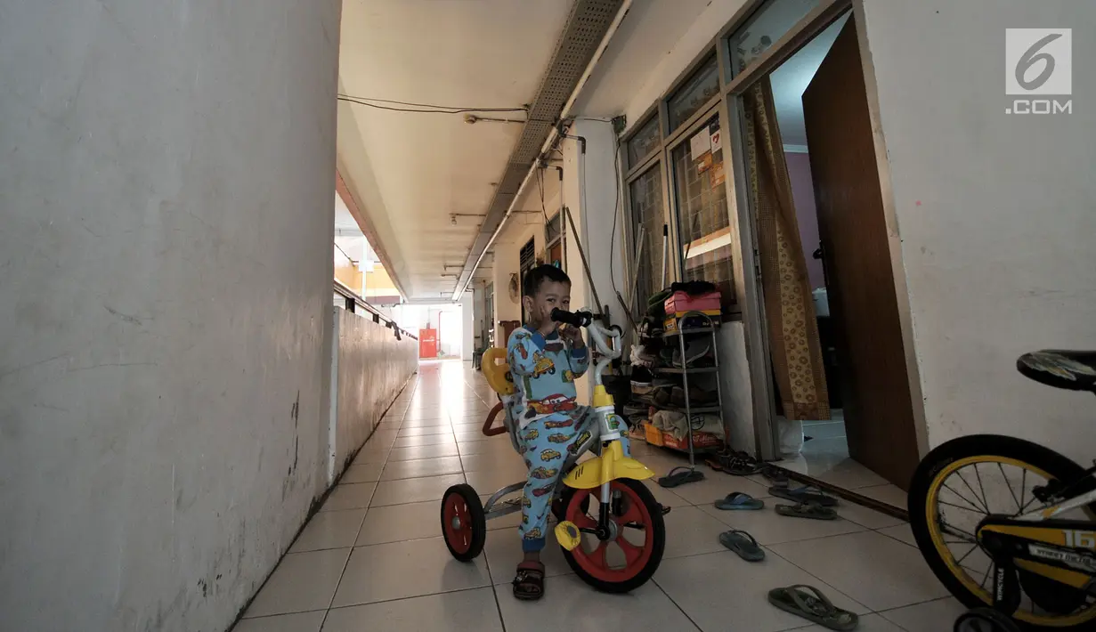 Aktivitas penghuni di Rumah Susun Sewa (Rusunawa) Cipinang Muara, Jakarta, Selasa (19/3). Pembatalan kenaikan sewa itu berlaku untuk rusunawa tipe blok atau yang terdiri kurang dari lima lantai. (merdeka.com/Iqbal S Nugroho)