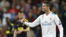Bintang Real Madrid, Cristiano Ronaldo, merayakan gol ke gawang Tottenham pada laga Liga Champions di Stadion Santiago Bernabeu, Madrid, Selasa (17/10/2017). Kedua klub bermain imbang 1-1. (AP/Fransisco Seco)
