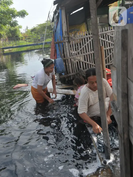 Warga juga mengeluhkan kualitas air di saluran irigasi terusan Kalimalang. (merdeka.com/Imam Buhori)