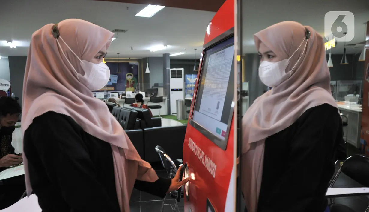 Warga saat mencetak dokumen kependudukan melalui mesin Anjungan Dukcapil Mandiri (ADM) di PGC Terpadu Pelayanan Publik, Mal PGC, Cililitan, Jakarta Timur, Selasa (10/1/2023). Pemerintah Provinsi DKI Jakarta menghadirkan mesin Anjungan Dukcapil Mandiri (ADM) di 6 wilayah Ibu Kota guna memberikan kemudahan bagi masyarakat untuk menyetak dokumen kependudukan. (Merdeka.com/Iqbal S. Nugroho)