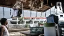 Aktivitas warga di permukiman liar Pela-Pela yang bersebelahan dengan Jakarta International Stadium, Kelurahan Papanggo, Tanjung Priok, Jakarta Utara, Selasa (22/2/2022). Warga berharap Pemprov DKI mendirikan tempat tinggal pengganti dan uang kompensasi. (merdeka.com/Iqbal S. Nugroho)