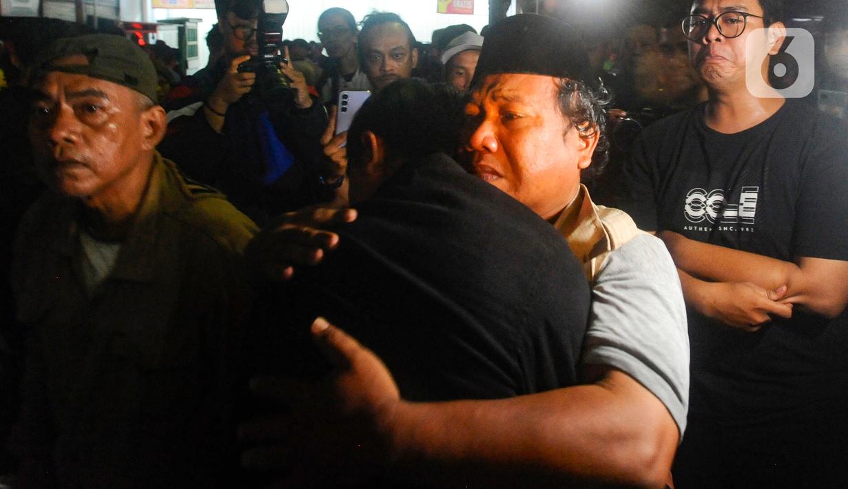 Dilaporkan puluhan penumpang lainnya dan pengendara motor yang terlibat kecelakaan mengalami luka berat dan luka ringan. (merdeka.com/Arie Basuki)