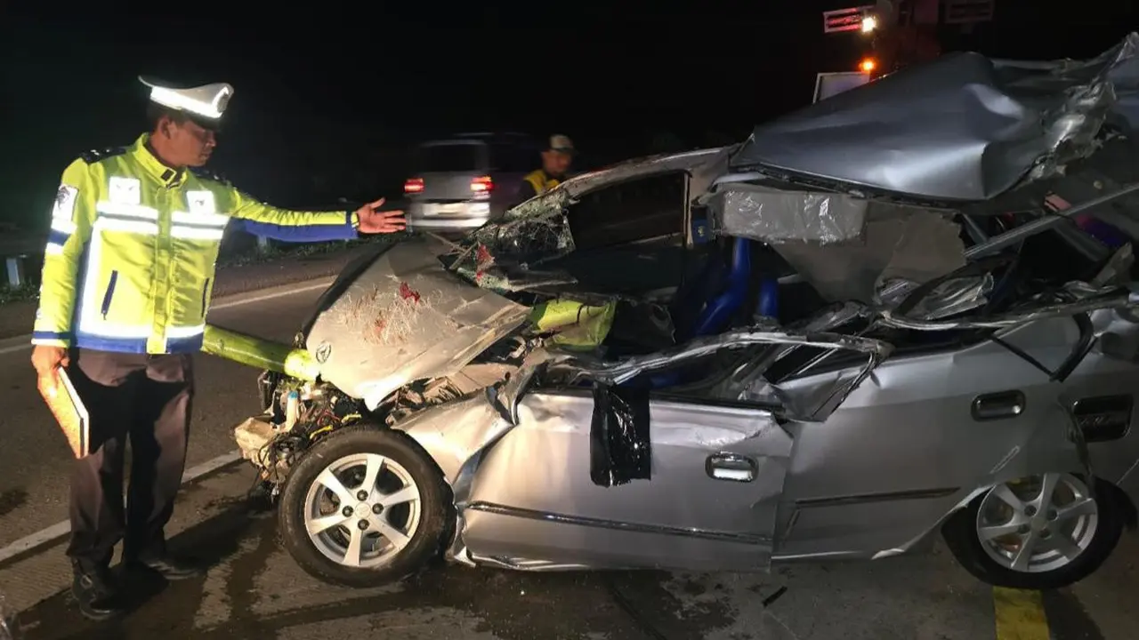 Kondisi mobil Bripka Jody Prasetyo alami ringsek parah setelah menabrak bagian belakang truk fuso di Tol Lampung. Foto : (Istimewa).