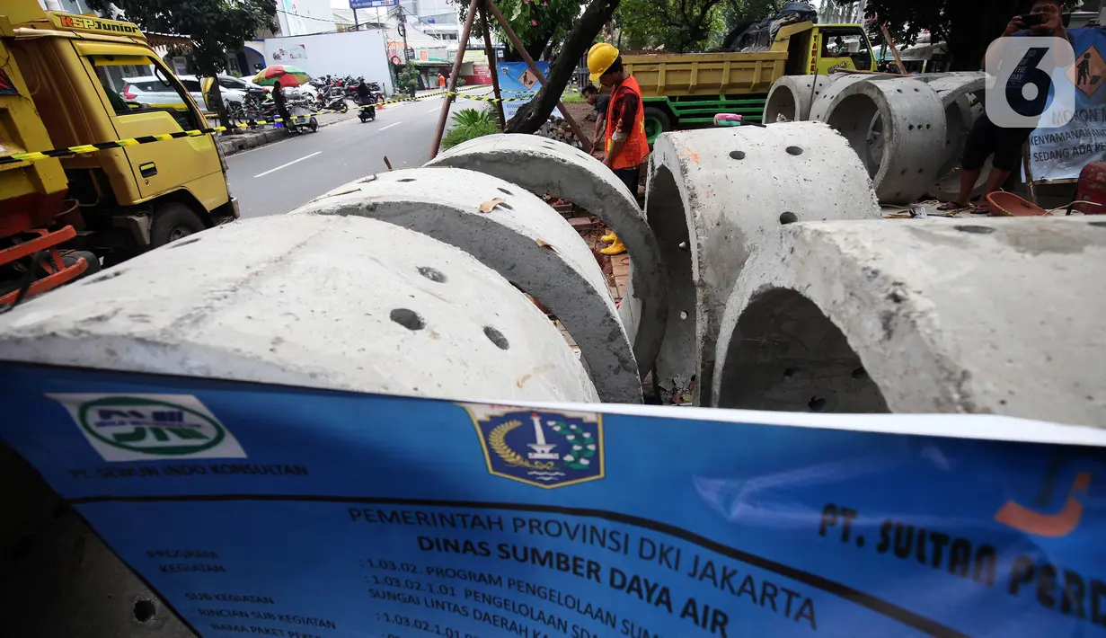 Pekerja saat membuat lubang untuk sumur rasapan di Jalan Kebon Jeruk, Jakarta Barat, Jumat (15/10/2021). Pemda DKI Jakarta menargetkan pembuatan 22.292 titik sumur resapan atau drainase vertikal sebelum memasuki puncak musim penghujan pada awal Januari.  (Liputan6.com/Johan Tallo)