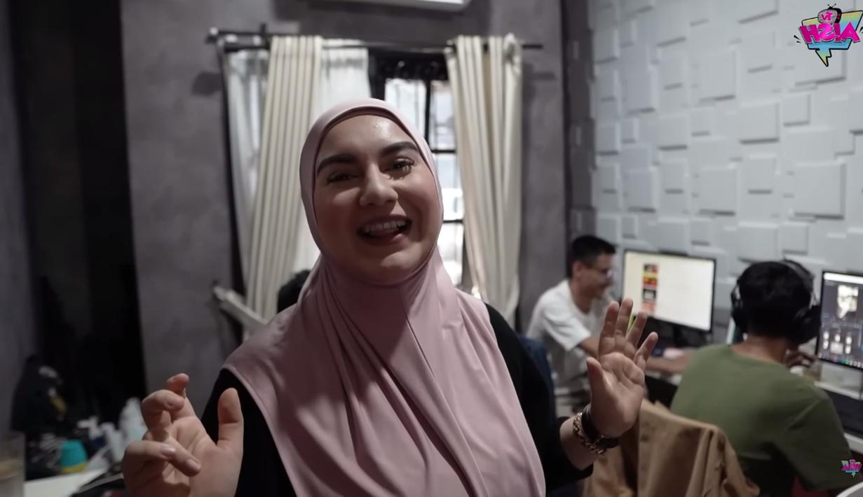 Istri Ammar Zoni ini juga turut memperlihatkan ruangan editor bagi akun media sosial terutama YouTube milik keluarga. Dirinya mengaku meski terlihat keci, namun ruangan tersebut pula mampu menghasilkan pundi-pundi rupiah. (Liputan6.com/YouTube/Aish TV)