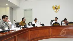 Ketua Dewan Komisioner OJK Muliaman D. Hadad (kiri) dan Gubernur BI Agus Martowardojo (kedua kiri) tampak menghadiri rapat terbatas di Istana Kepresidenan, Jakarta, Rabu (11/3/2015).(Liputan6.com/Faizal Fanani)