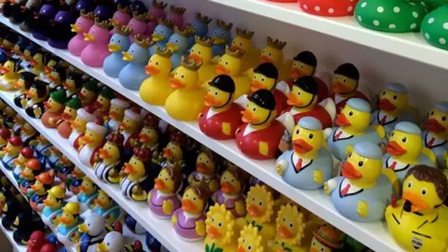 Keren, Toko Ini Hanya Menjual Bebek Karet