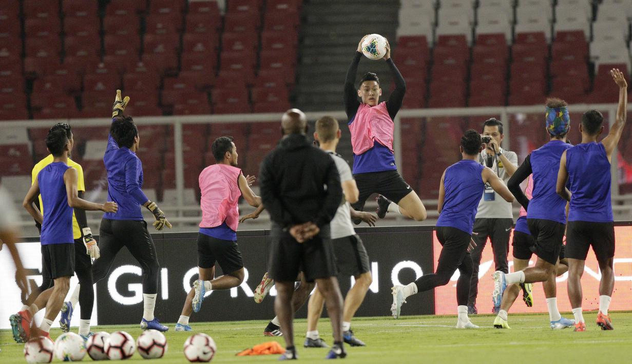 Pemain Timnas Malaysia saat latihan jelang laga kualifikasi Piala Dunia di SUGBK, Jakarta, Rabu (4/9). Malaysia akan berhadapan dengan Indonesia. (Bola.com/M Iqbal Ichsan)