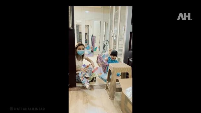 Momen Atta Halilintar Jenguk Aurel Hermansyah dan Arsy, Bawakan Hadiah Spesial. (Sumber: Youtube/Atta Halilintar)