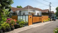 8 Inspirasi Pagar Rumah Kecil yang Tetap Terang Tanpa Mengurangi Privasi, Anti Sumpek