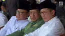 Menteri Dalam Negeri Tjahjo Kumolo (kiri), Ketua PBNU Said Aqil Siradj (tengah), dan Menag Lukman Hakim Syaifuddin (kanan) berbincang saat mengikuti Apel Hari Santri Nasional 2017, di Tugu Proklamasi, Jakarta, Minggu (22/10). (Liputan6.com/Fery Pradolo)