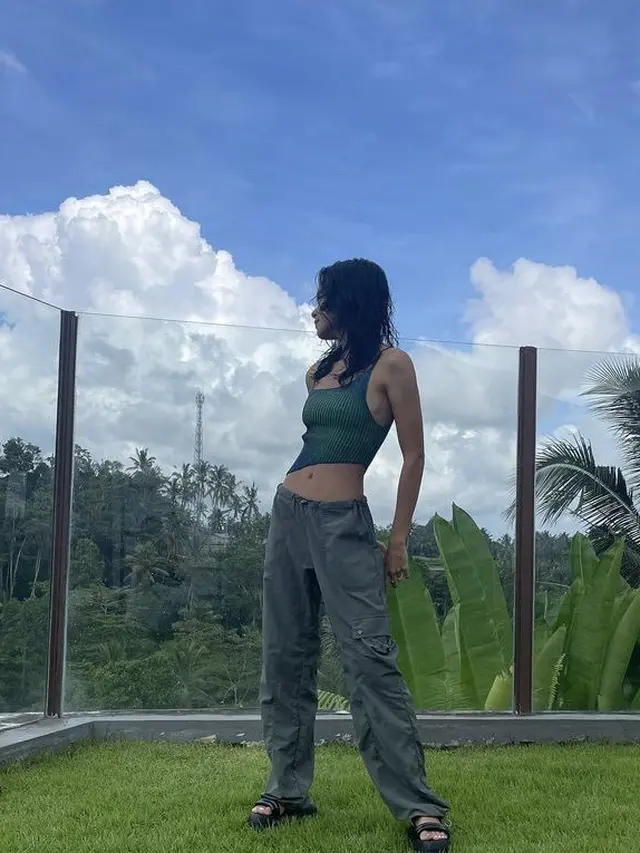 Eva Celia dengan Rambut Panjang Keriting , credit: @evacelia