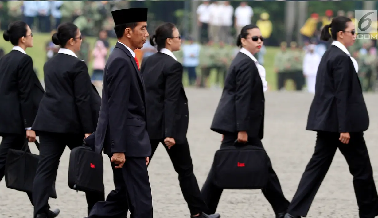 Presiden Joko Widodo (Jokowi) menghadiri apel bersama Wanita TNI, Polwan dan segenap wanita komponen bangsa di Silang Monas, Jakarta, Rabu (25/4). Dalam apel memperingati Hari Kartini, Jokowi bertindak selaku Inspektur Upacara. (Liputan6.com/Johan Tallo)