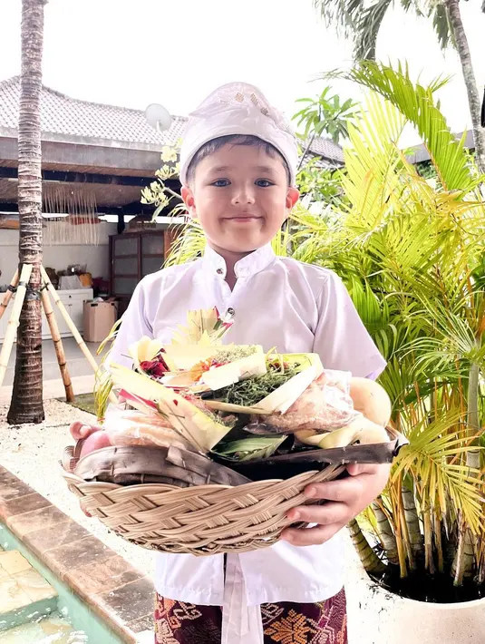 <p>El Barack, tampak begitu antusias mengikuti ritual melukat bersama sang ibunda. (Foto: Instagram/@inijedar)</p>