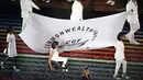 Bendera Commonwealth dibentangkan saat upacara pembukaan Commonwealth Games 2014 di Celtic Park, Glasgow, Skotlandia, (23/7/2014). (REUTERS/Stefan Wermuth)