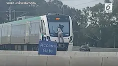 Seorang pria nekat menempel di jendela kereta. Padahal kereta tersebut memiliki kecepatan 110 Km per jam.