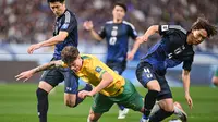 Pemain Jepang, Shogo Taniguchi, menjaga bola saat berhadapan dengan Australia pada matchday 4 Kualifikasi Piala Dunia 2026 di Saitama Stadium, Jepang, Selasa (15/10/2024) malam WIB. (Philip FONG / AFP)