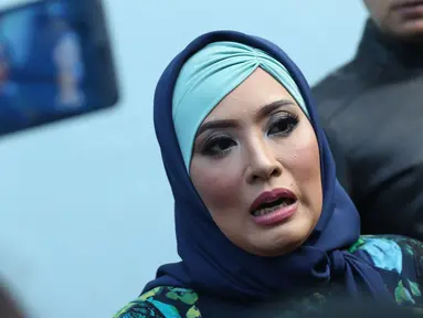 Elma Theana memberikan keterangan saat ditemui di kawasan Kapten Tendean, Jakarta, Senin (5/9). Keterlibatan Elma dengan Padepokan Aa Gatot Brajamusti berawal dari perceraiannya dengan Ferry Indarto Damono pada tahun 2004. (Liputan6.com/Herman Zakharia)