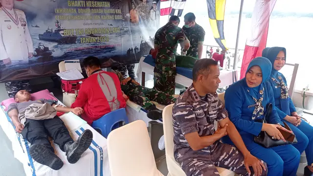 Donor darah memperingati HUT ke 77 TNI AL di Teluk Kendari.(Liputan6.com/Ahmad Akbar Fua)