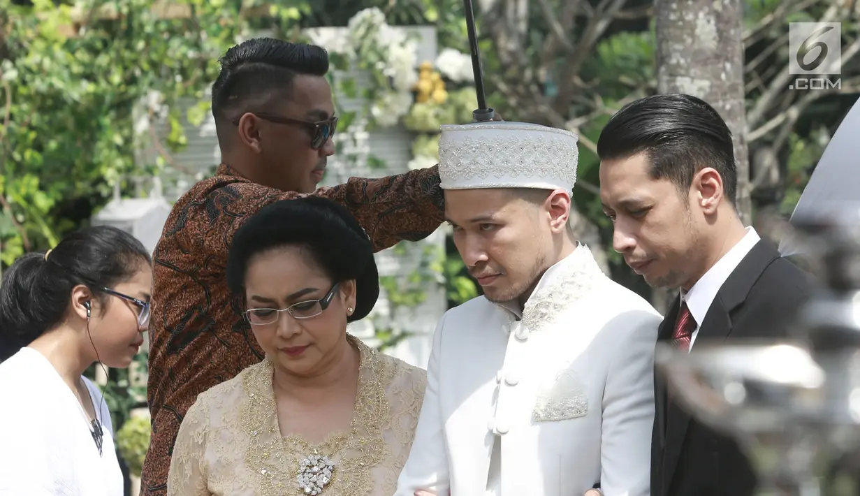 Raiden Soedjono saat memasuki ruang proses ijab kabul di kawasan Cilandak, Jakarta (8/7). Ijab kabul dilaksanakan pada pukul 11.56 WIB dihadapan Mirza Arya, kakak kandung Tyas Mirasih. (Liputan6.com/Herman Zakharia)