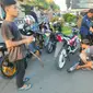 Ratusan sepeda motor berknalpot bising atau brong tengah mengganti knalpot bising dengan knalpot standar di Mapolres Garut, Jawa Barat. (Liputan6.com/Jayadi Supriadin)