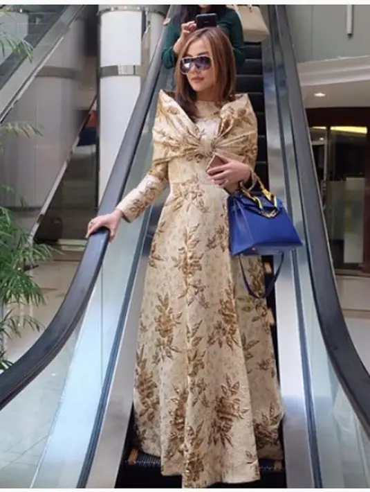 Reaksi lain dari netizen, menyemangati dan memuji Bella yang tampil sederhana dengan casualnya. "Gini donk jangan drama2 lg dah. Mending banyak berkaryaaaa" tulis akun silpherqueen. (Instagram/bellashofie05)