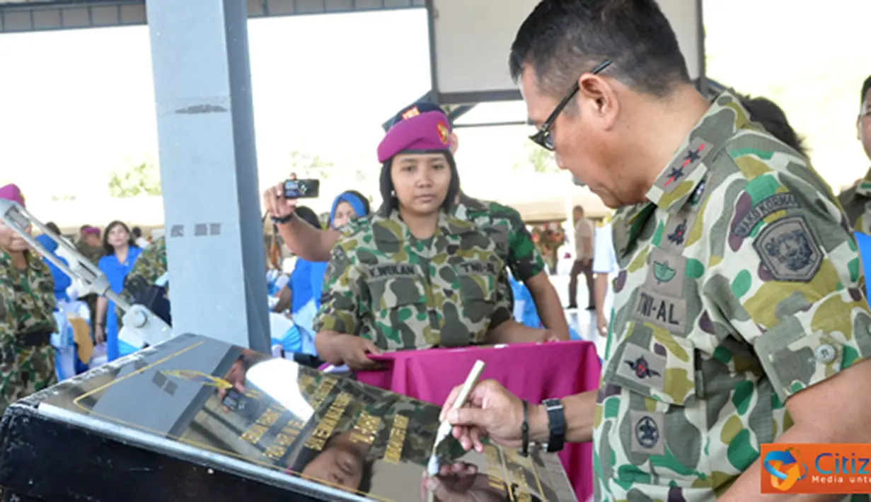 Citizen6, Surabaya: Komandan Korps Marinir Mayor Jenderal TNI (Mar) M. Alfan Baharudin meresmikan dan menandatangani prasasti Masjid Al Bahar Pasmar-1 di Indoor Sport Karang pilang, Surabaya pada, Selasa (28/8). (Pengirim: Budi Abdillah)