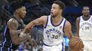 Pebasket Golden State Warriors, Stephen Curry, berusaha melewati pebasket Orlando Magic, Elfrid Payton, pada laga NBA di Stadion Amway Center, Sabtu (2/12/2017). Warriors menang 133-113 atas Magic. (AP/Phelan M. Ebenhack)