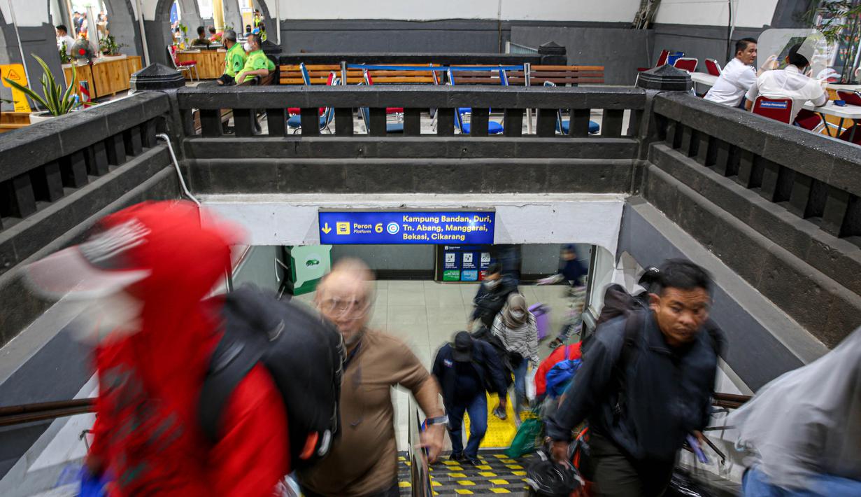 Suasan arus balik Lebaran Idul Fitri di Stasiun Pasar Senen. (Liputan6.com/Faizal Fanani)