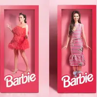 Dalam bidikan kamera fotografer Winston Gomez, Shandy Aulia tampil totalitas dengan cosplay ala Barbie dalam box. Ia mengenakan strapless mini dress berbulu dengan sleek ponytail yang ikonik. [Foto: Winston Gomez].