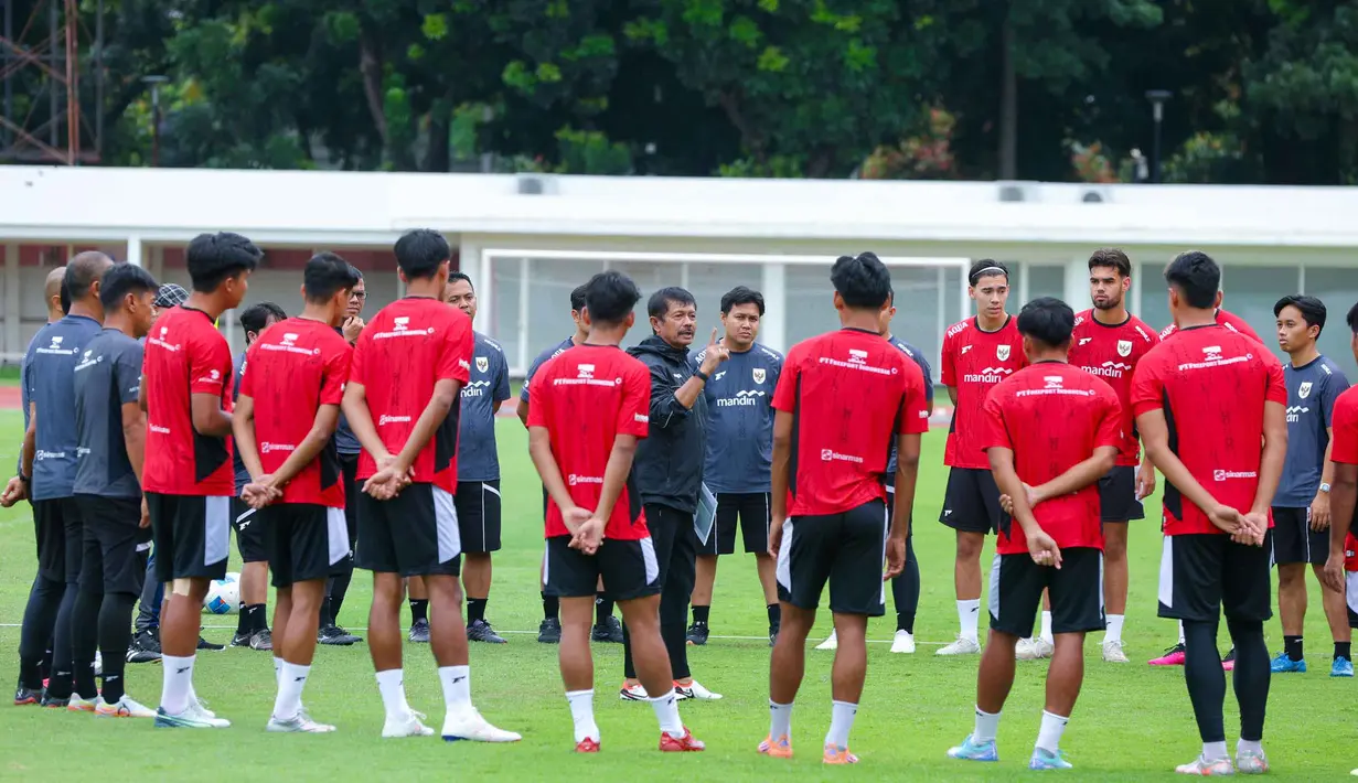 Pelatih Timnas Indonesia U-22, Indra Sjafri menegaskan laga uji coba kontra Mali bukan sekedar ajang eksperimen melainkan memantapkan kerangka tim. Tampak dalam foto, pemain Timnas Indonesia U-22 saat sesi latihan resmi jelang laga melawan Mali di Stadion Madya, Senayan, Jakarta, Jumat (14/11/2025). (Bola.com/M Iqbal Ichsan)