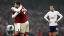 Bek Arsenal, Shkodran Mustafi, merayakan gol yang dicetaknya ke gawang Tottenham pada laga Premier League di Stadion Emirates, London, Sabtu (18/11/2017). Arsenal menang 2-0 atas Tottenham. (AP/Kirsty Wigglesworth)